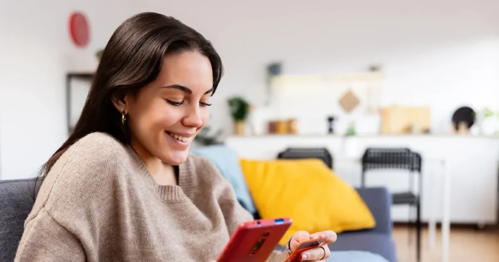 Mão de um consumidor bloqueando mensagens de marcas insistentes no smartphone