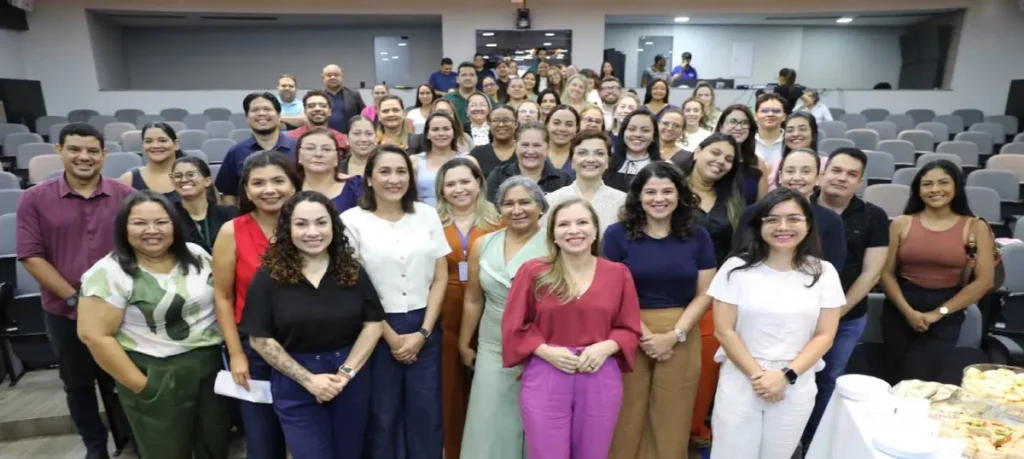 Reunião de alinhamento estratégico da SupCom da ALERR com assessores e chefes de gabinete no plenário Valério Caldas de Magalhães em 2026.