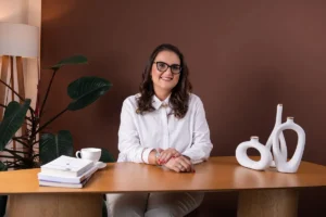 Executivos reunidos em sala de crise observando gráficos e notícias em telas, representando a gestão de crise empresarial.