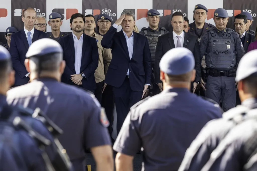 Oficial do governo Tarcísio de Freitas em coletiva de imprensa sobre segurança pública e comunicação