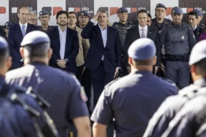 Oficial do governo Tarcísio de Freitas em coletiva de imprensa sobre segurança pública e comunicação