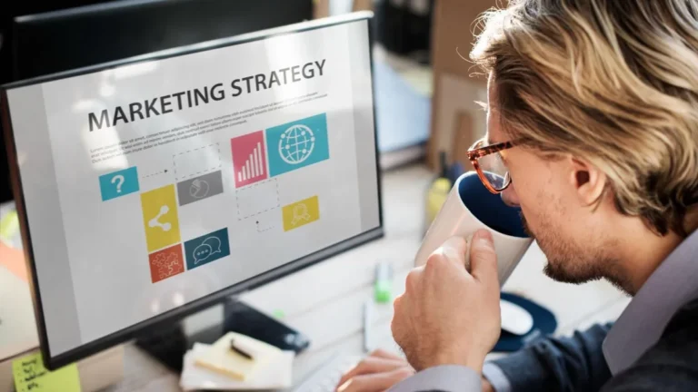 Executivos em reunião estratégica de marketing e negócios