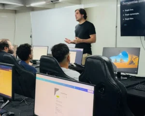 Jovens formandos do programa Pró-Jovem Digital da Estrutural e Samambaia recebendo seus certificados.