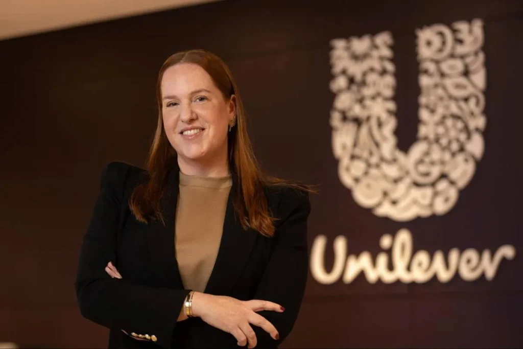 Equipe de marketing da Unilever colaborando em estratégia de comunicação social first e desejo em escala