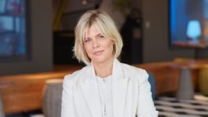 Renata Bokel, CEO da WMcCANN, em escritório moderno, simbolizando a ponte entre estratégia corporativa e o agronegócio.