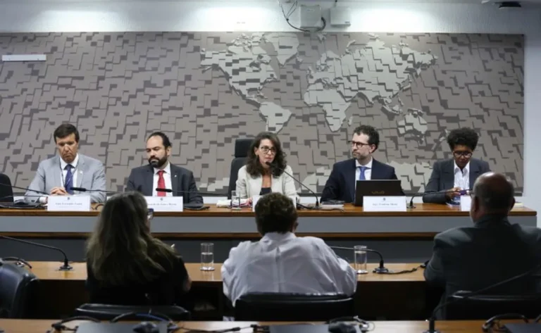 Conselheiros do Conselho de Comunicação Social debatendo em reunião