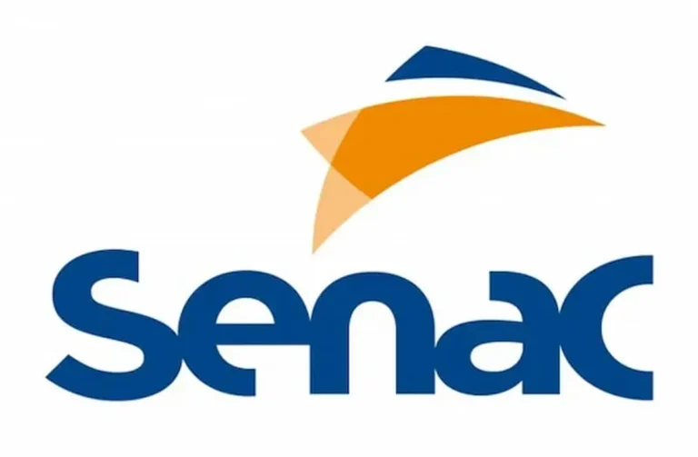 Mulher estuda curso de marketing digital do Senac online em seu laptop