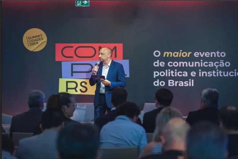 Profissionais e líderes políticos assistem a um palestrante durante o Compol-RS 2026 em Porto Alegre.