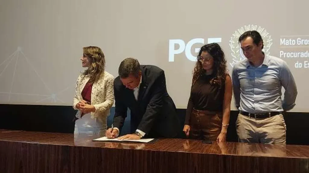 Cidadãos de diferentes idades lendo documentos governamentais simplificados com clareza em Mato Grosso do Sul