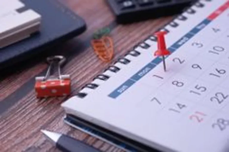 Equipe de gestão analisando um calendário fragmentado com eventos de 2026