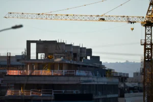 Placa com logomarcas governamentais ou slogans de campanha sendo coberta por uma fita de "proibido", simbolizando as restrições do defeso eleitoral para a máquina pública em 2026.