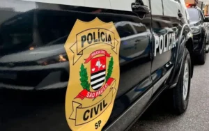 Mão de juiz batendo o martelo sobre documentos judiciais, simbolizando a decisão que anula restrições a entrevistas de policiais civis.