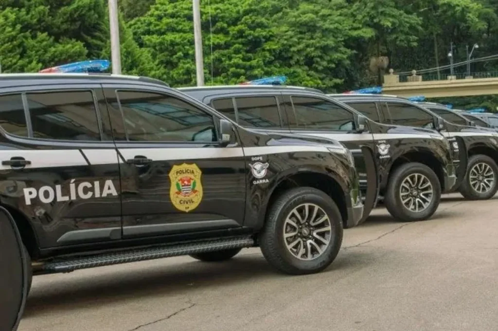 policial em uniforme com elementos de campanha eleitoral ao fundo