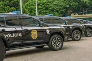 policial em uniforme com elementos de campanha eleitoral ao fundo