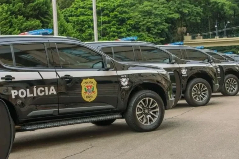 policial em uniforme com elementos de campanha eleitoral ao fundo
