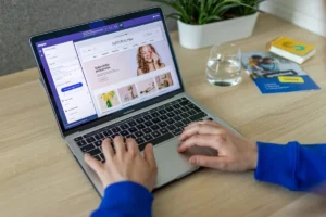Profissional analisando estratégias de SEO, inteligência artificial e autoridade no varejo digital.